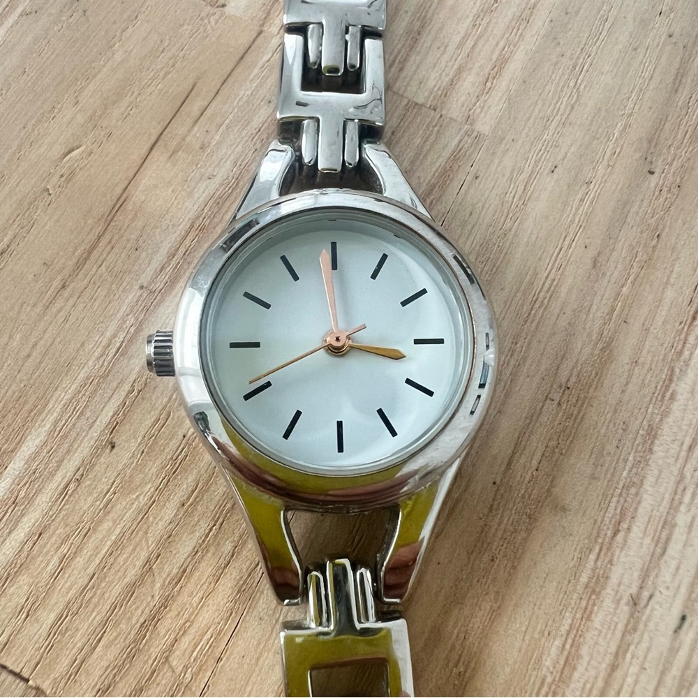 Unbranded ladies silver tone minimalist dress watch NEW BATTERY